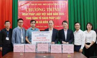 Trao tặng sách pháp luật cho xã Kiên Lao và Sơn Hải 